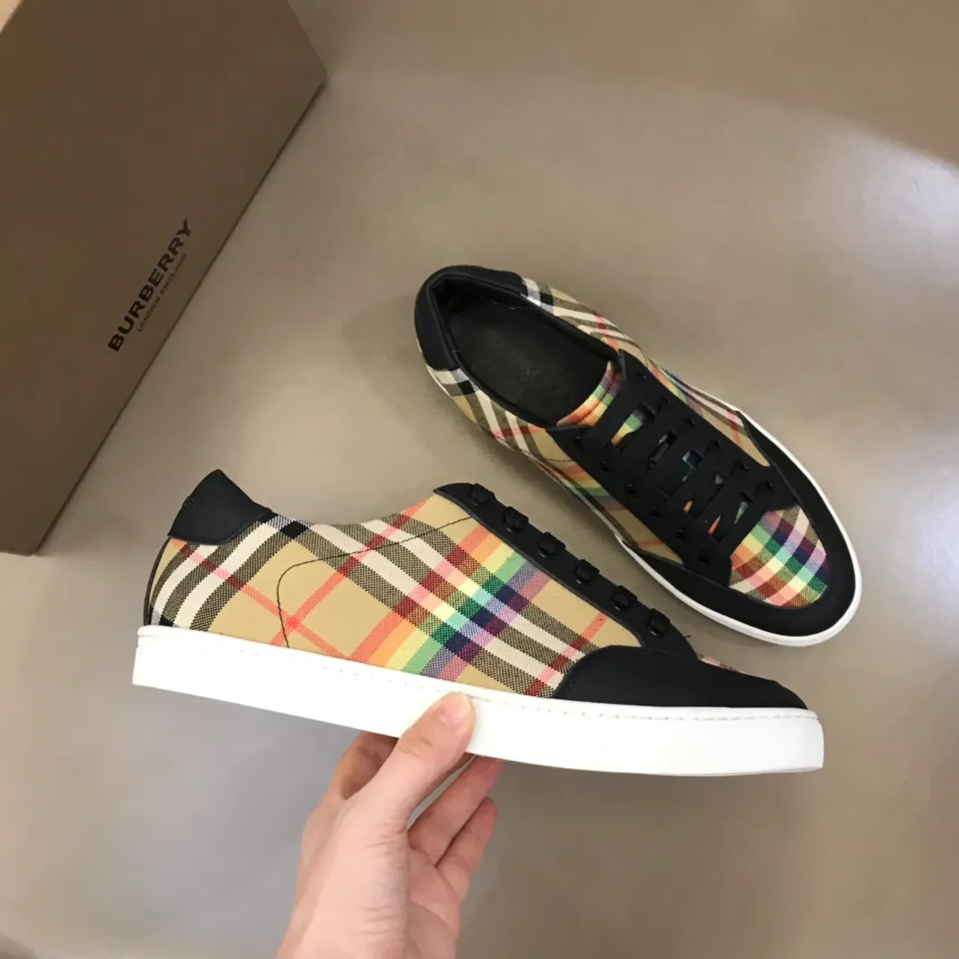p360 "BURBERR*" men's classic low-top sneakers are reinterpreted in Vintage checkered cotton and matte calfskin, decorated with a new brand logo. First-layer sheepskin lining, embossed Burberry logo on the heel, and original TPU outsole! Size: 38-44